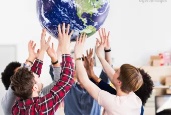 Mensen houden een wereldbol samen vast boven het hoofd